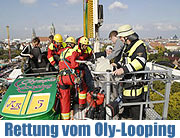Gefangen in 32 Metern Höhe: Sicherheitseinrichtung stoppt Olympia Looping (Foto: Berufsfeuerwerh München, Gaulke)